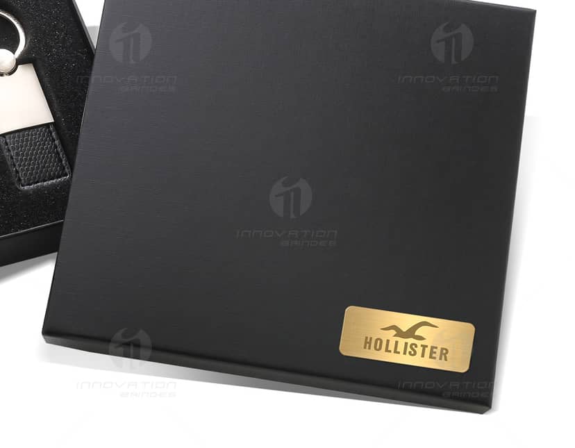 Kit Executivo Metal e Couro no Estojo, contendo uma caneta, um chaveiro e um porta cartão de visitas, todos em metal e couro de alta qualidade.