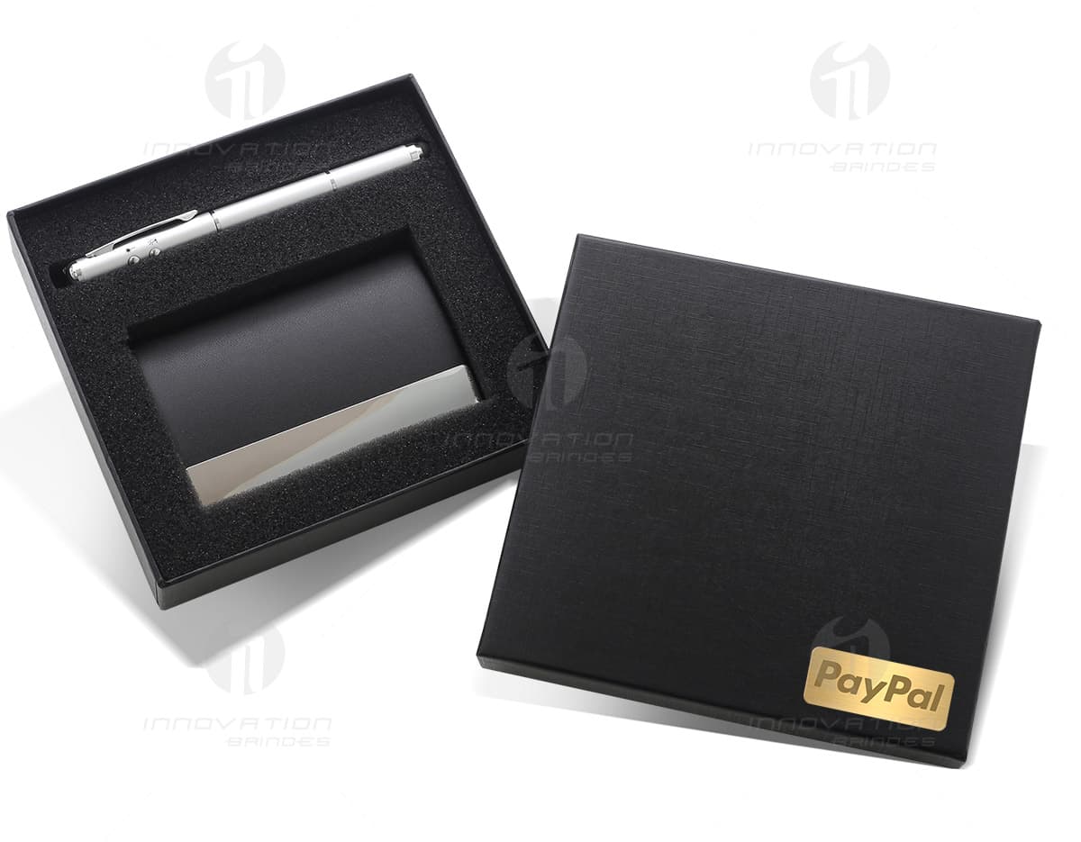 Organizador de clips e caneta com divisória em formato retangular e coloração branca. Organizador de clips e caneta com divisória em formato retangular e coloração branca.