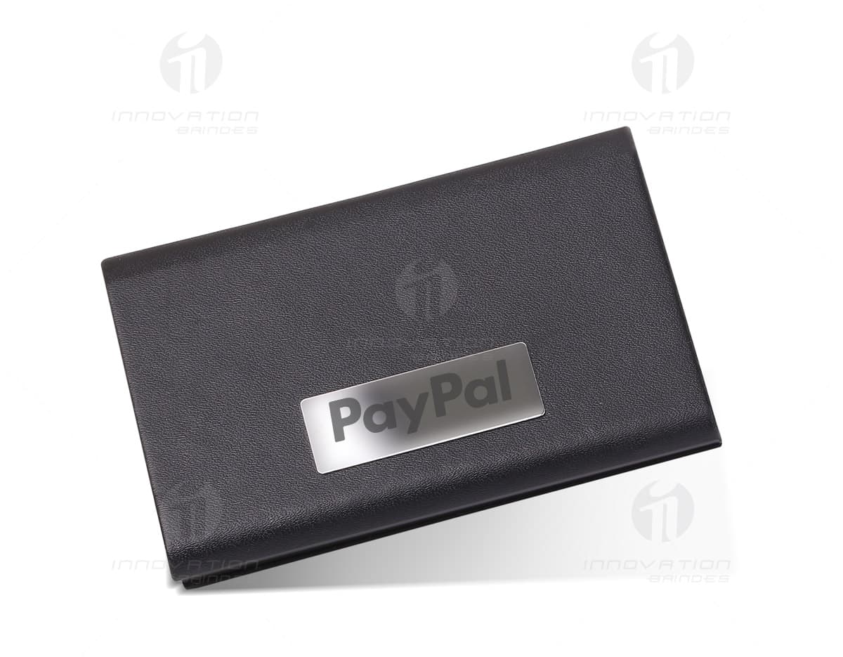 Porta Joias Couro Sintético Aveludado sobre fundo vermelho com pó compacto, maquiagem, caixa de cosméticos e fecho de metal. Porta Joias Couro Sintético Aveludado sobre fundo vermelho com pó compacto, maquiagem, caixa de cosméticos e fecho de metal.