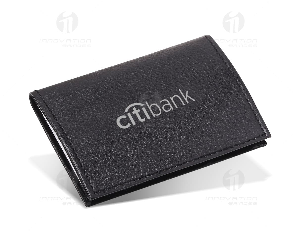 Porta cartões de couro preto com capacidade para armazenar até 6 cartões. Porta cartões de couro preto com capacidade para armazenar até 6 cartões.