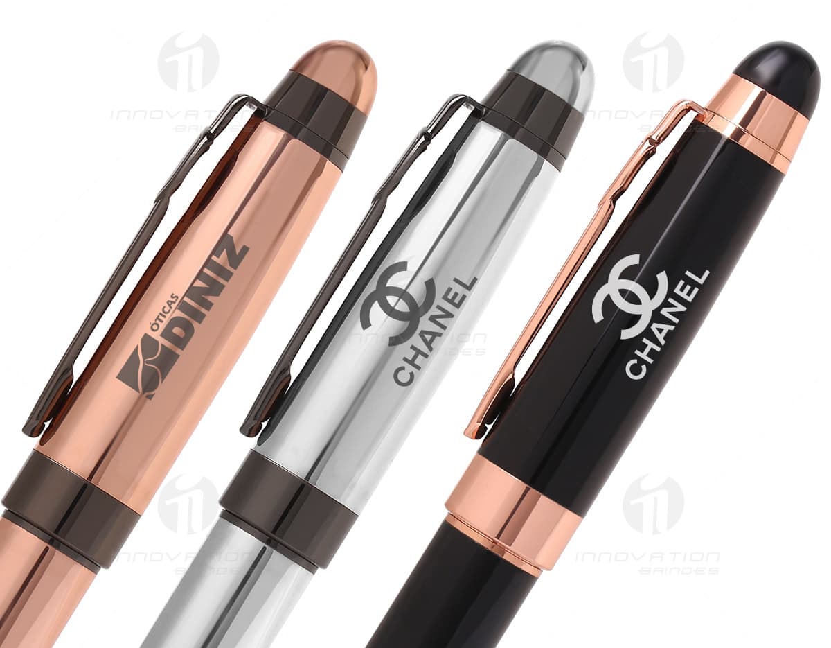 Descrição da imagem: Caneta de metal preta e dourada, brilhante e elegante, utilizada para escrita e assinatura de documentos, em um ambiente de escritório. Descrição da imagem: Caneta de metal preta e dourada, brilhante e elegante, utilizada para escrita e assinatura de documentos, em um ambiente de escritório.