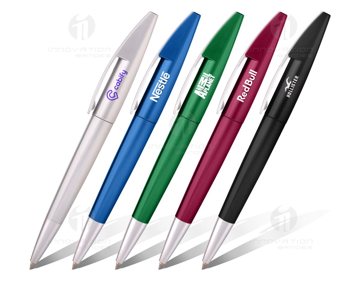 Kit com 6 porta copos de cores variadas, dispostos em uma mesa de madeira. Kit com 6 porta copos de cores variadas, dispostos em uma mesa de madeira.