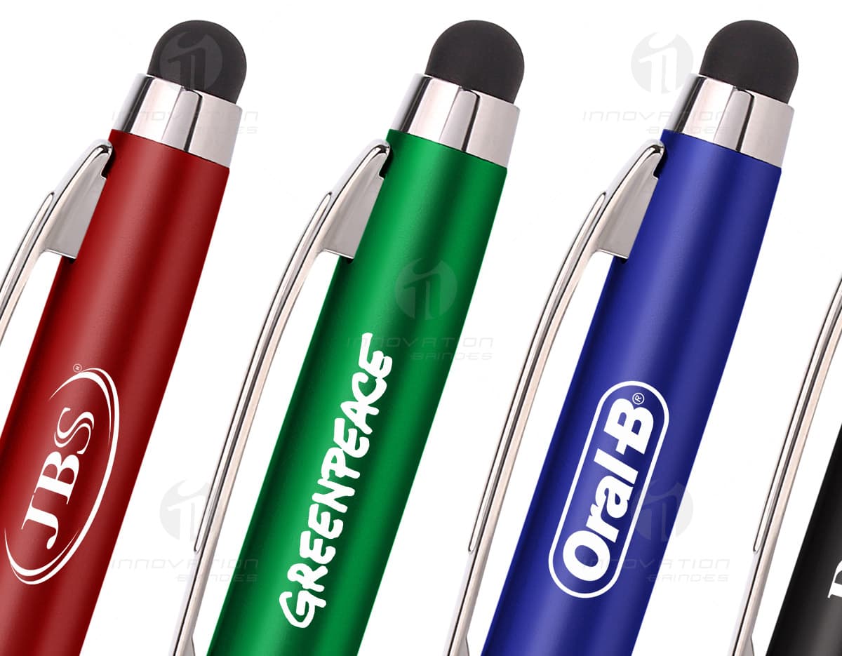 Caneta preta com detalhe emborrachado na ponta e função touch screen. Caneta preta com detalhe emborrachado na ponta e função touch screen.