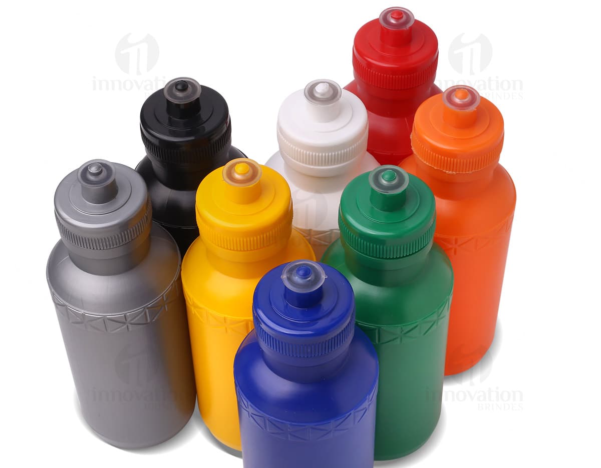 Squeeze plástico clássico - 500 ml, ideal para armazenar líquidos de forma prática e eficiente. Feito de plástico transparente, possui tampa e design clássico. Perfeito para manter-se hidratado ao longo do dia, seja no trabalho, na academia ou em viagens. Squeeze plástico clássico - 500 ml, ideal para armazenar líquidos de forma prática e eficiente. Feito de plástico transparente, possui tampa e design clássico. Perfeito para manter-se hidratado ao longo do dia, seja no trabalho, na academia ou em viagens.