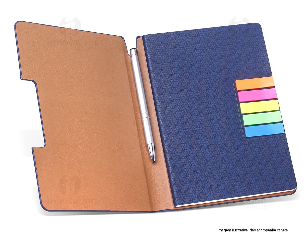 Caderno com adesivo contendo capa preta e estampa de flamingos cor-de-rosa. No interior, páginas pontilhadas e adesivos variados. Caderno com adesivo contendo capa preta e estampa de flamingos cor-de-rosa. No interior, páginas pontilhadas e adesivos variados.