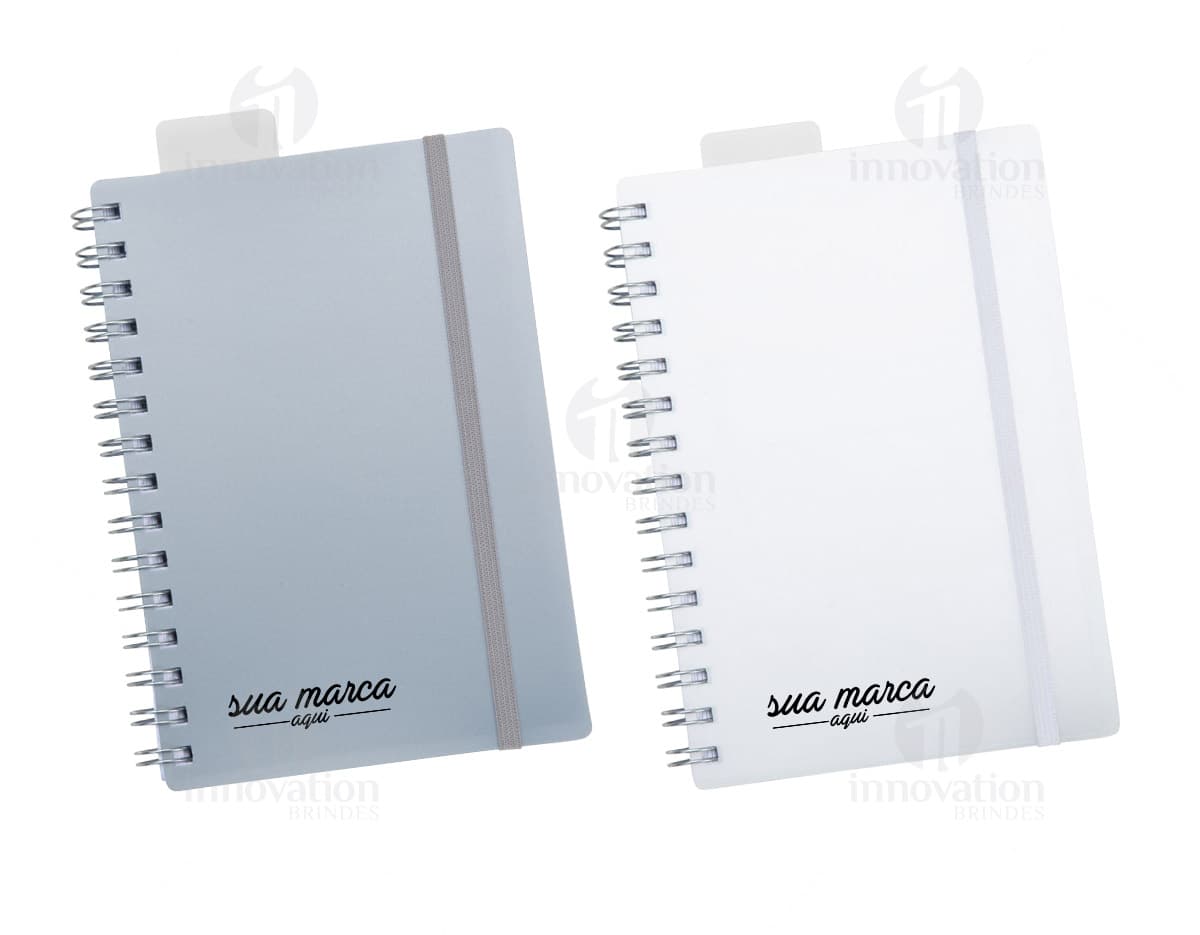 Kit com 6 porta copos em formato redondo, feitos de material resistente e estampados com diferentes desenhos geométricos em tons de azul, rosa e branco. Kit com 6 porta copos em formato redondo, feitos de material resistente e estampados com diferentes desenhos geométricos em tons de azul, rosa e branco.
