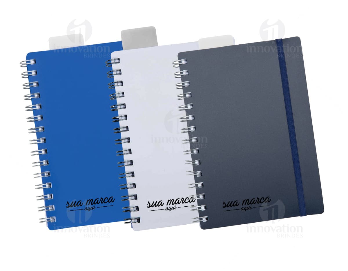 Kit com 6 porta copos em formato redondo, feitos de material resistente e estampados com diferentes desenhos geométricos em tons de azul, rosa e branco. Kit com 6 porta copos em formato redondo, feitos de material resistente e estampados com diferentes desenhos geométricos em tons de azul, rosa e branco.