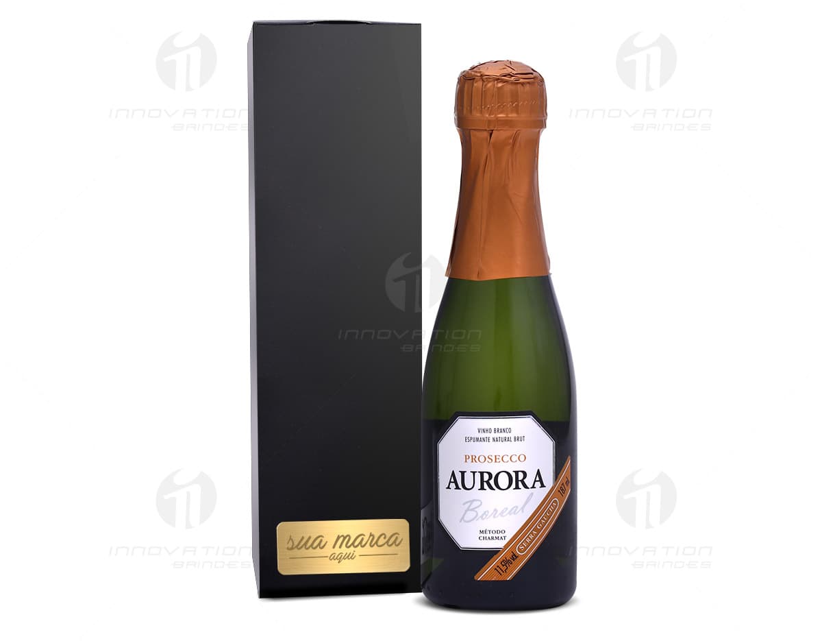 Kit Aurora contendo uma caixa com vários itens de beleza, como pincéis, sombras, batom e blush. Os produtos são variados em cores e tamanhos, com embalagens elegantes e modernas. A imagem mostra o kit em um fundo branco com iluminação natural, destacando a variedade de produtos. Kit Aurora contendo uma caixa com vários itens de beleza, como pincéis, sombras, batom e blush. Os produtos são variados em cores e tamanhos, com embalagens elegantes e modernas. A imagem mostra o kit em um fundo branco com iluminação natural, destacando a variedade de produtos.