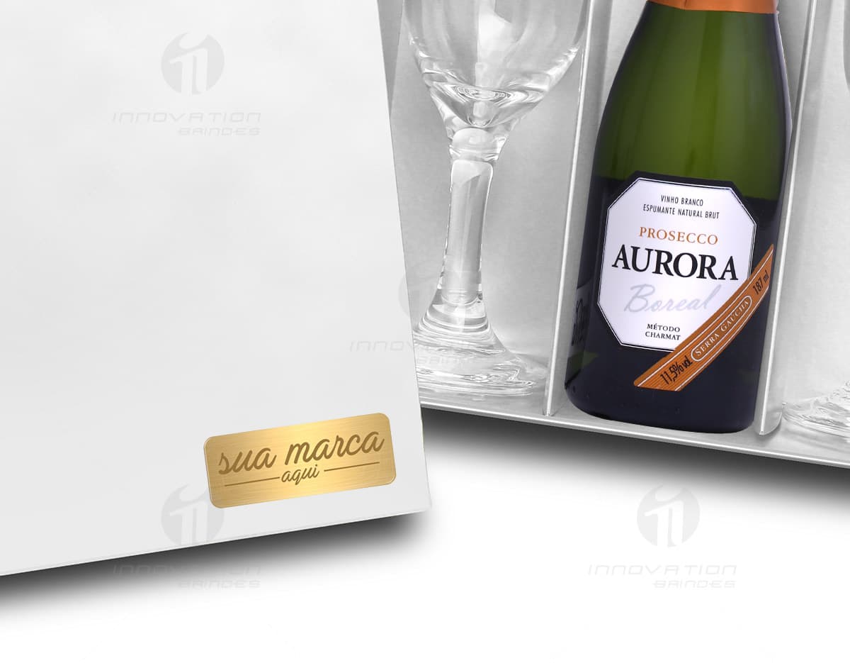 Kit contendo duas taças e uma garrafa de espumante Prosecco de 187ml. Kit contendo duas taças e uma garrafa de espumante Prosecco de 187ml.