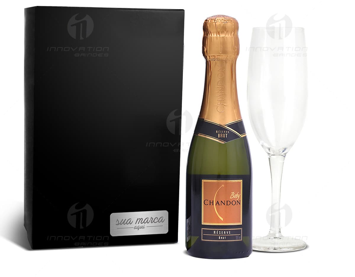 Chandon Baby Brut 187ml com uma taça de 180ml ao lado. Chandon Baby Brut 187ml com uma taça de 180ml ao lado.