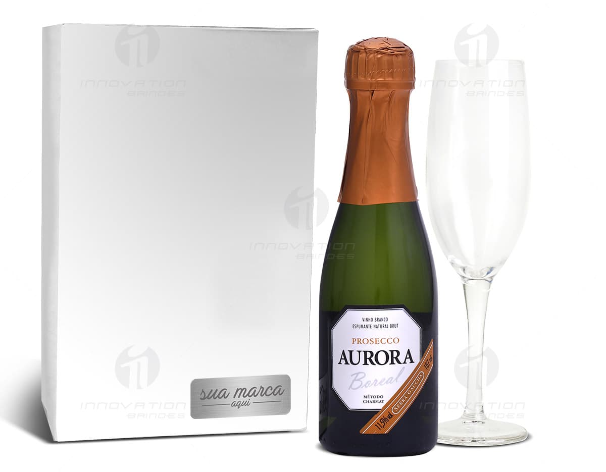 Espumante Brut Prosecco com Taça 180ml. em fundo branco. Espumante Brut Prosecco com Taça 180ml. em fundo branco.