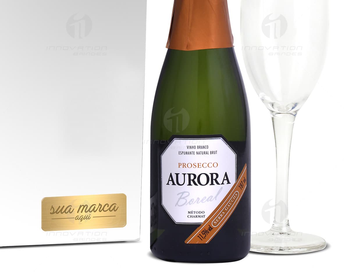 Chandon Réserve Brut Mini Pack 2 Taças. A imagem mostra duas taças de champagne da marca Chandon, acompanhadas de uma garrafa do produto. Chandon Réserve Brut Mini Pack 2 Taças. A imagem mostra duas taças de champagne da marca Chandon, acompanhadas de uma garrafa do produto.