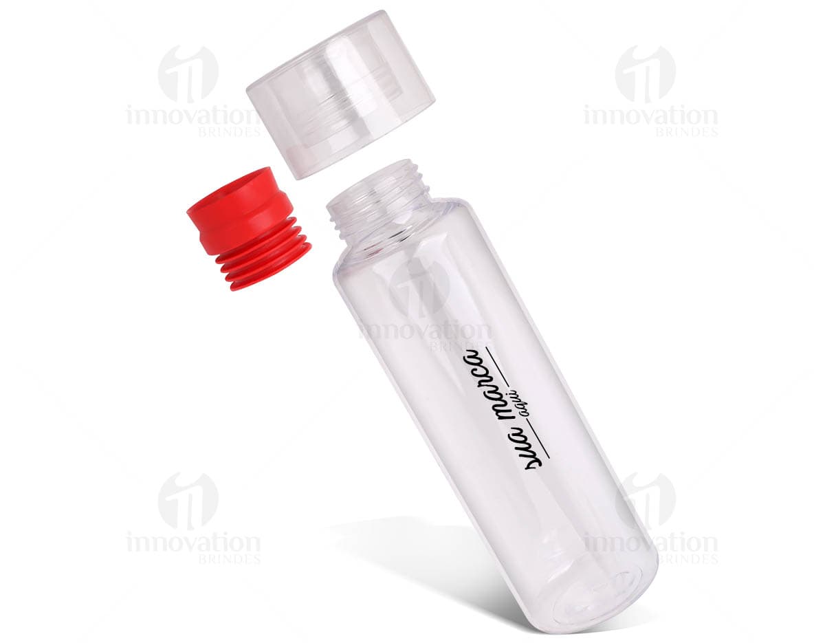 Squeeze 550 ml transparente com tampa verde escuro em fundo branco. Squeeze 550 ml transparente com tampa verde escuro em fundo branco.