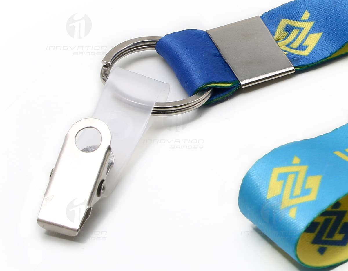 Produto: Cordão trava de segurança com argola
Medidas: 85x2cm
Descrição: Imagem de um cordão de segurança com argola, medindo 85cm de comprimento por 2cm de largura. Produto: Cordão trava de segurança com argola
Medidas: 85x2cm
Descrição: Imagem de um cordão de segurança com argola, medindo 85cm de comprimento por 2cm de largura.