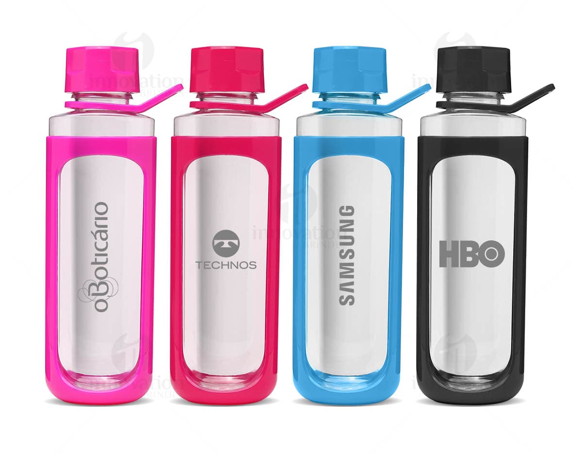 Squeeze plástico de 650 ml na cor preta. Squeeze plástico de 650 ml na cor preta.