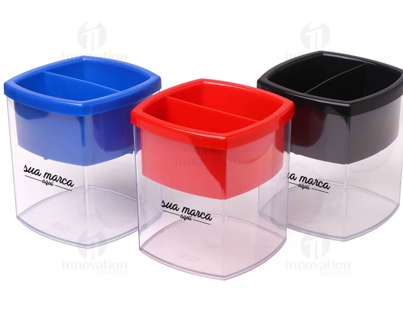 Luminária portátil com baterias inclusas em fundo branco.