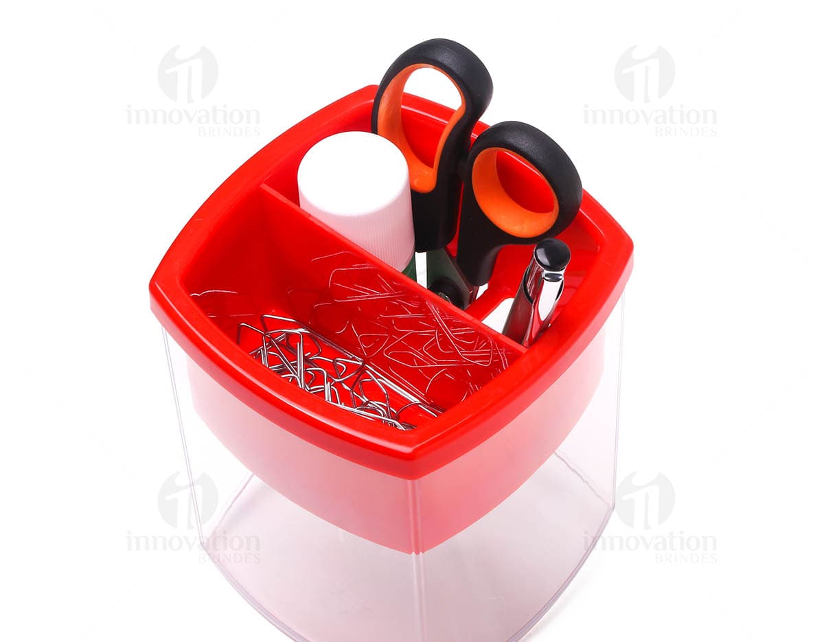 Luminária portátil com baterias inclusas em fundo branco. Luminária portátil com baterias inclusas em fundo branco.