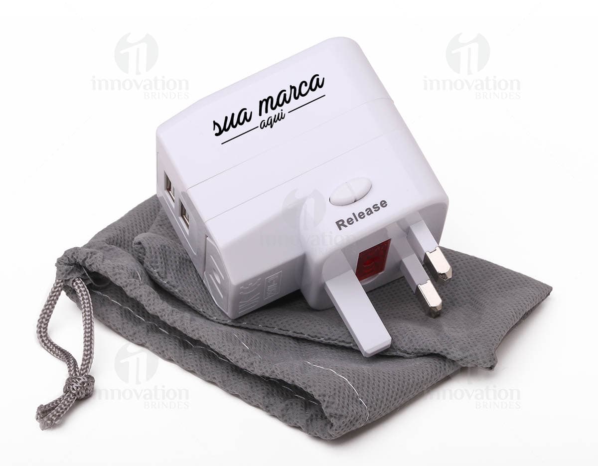 Adaptador universal de tomada - 02 em cores branca e cinza, com entrada para diversos tipos de plugues. Adaptador universal de tomada - 02 em cores branca e cinza, com entrada para diversos tipos de plugues.