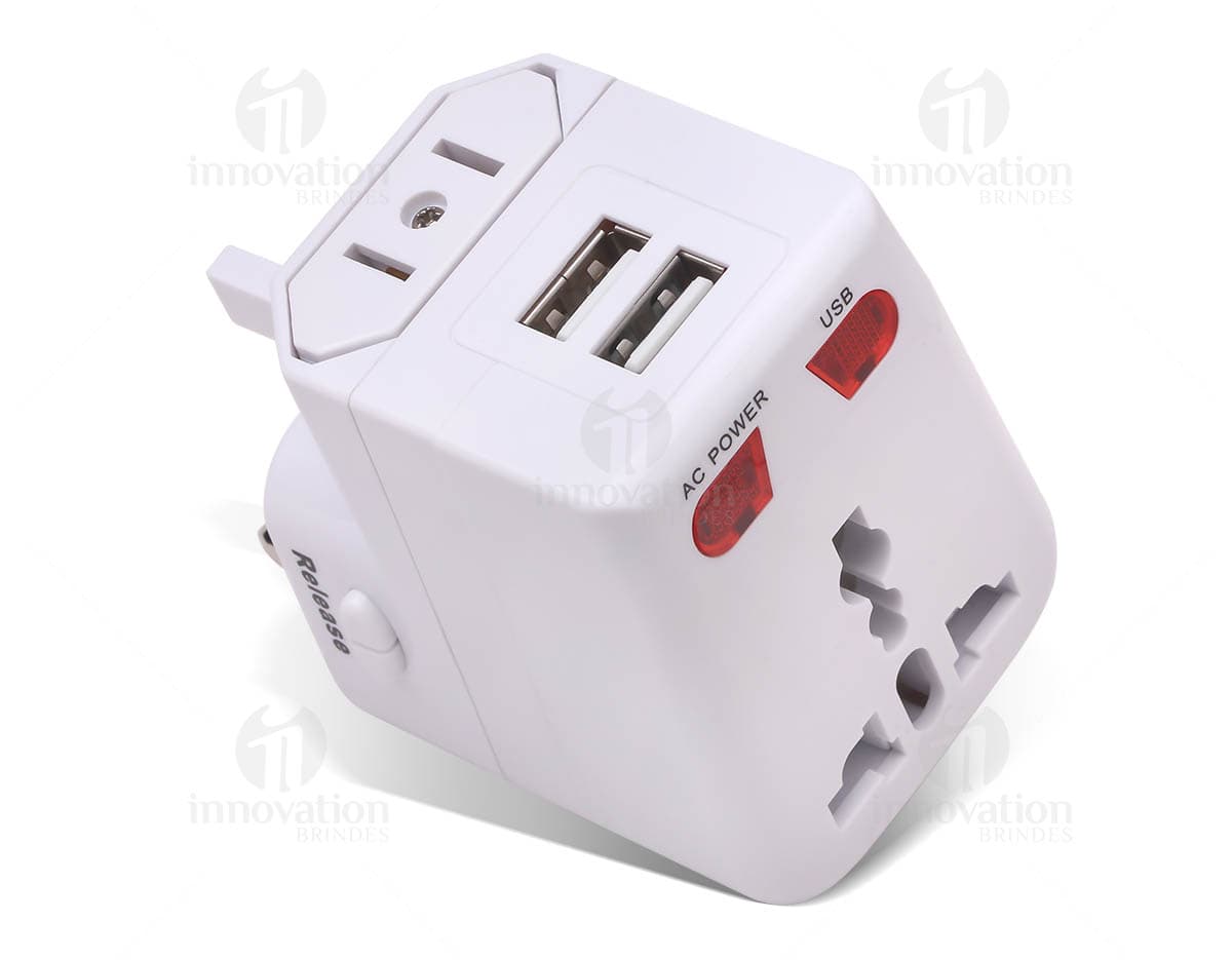 Carregador veicular dual USB de design moderno, com duas portas para carregar dispositivos eletrônicos. Feito em metal prateado e plástico preto, possui botões e conectores para conectar aparelhos eletrônicos. Aparelho eletrônico prático e funcional para uso em veículos. Carregador veicular dual USB de design moderno, com duas portas para carregar dispositivos eletrônicos. Feito em metal prateado e plástico preto, possui botões e conectores para conectar aparelhos eletrônicos. Aparelho eletrônico prático e funcional para uso em veículos.