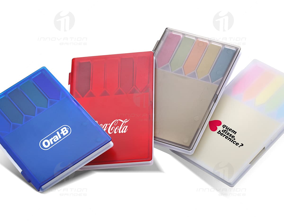 Estojo porta bloco em 3D amarelo, vazio, com adesivos e papel em branco. Ideal para organizar documentos e materiais de escritório. Estojo porta bloco em 3D amarelo, vazio, com adesivos e papel em branco. Ideal para organizar documentos e materiais de escritório.