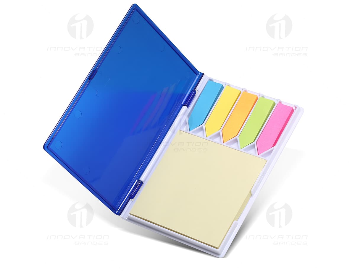 Estojo porta bloco em 3D amarelo, vazio, com adesivos e papel em branco. Ideal para organizar documentos e materiais de escritório. Estojo porta bloco em 3D amarelo, vazio, com adesivos e papel em branco. Ideal para organizar documentos e materiais de escritório.