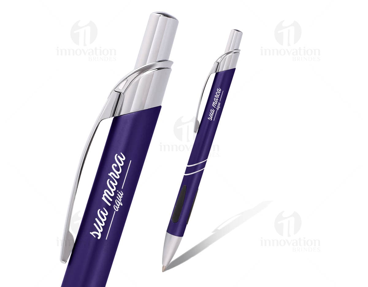 Caneta metal com detalhe emborrachado preto e detalhes cromados. Caneta metal com detalhe emborrachado preto e detalhes cromados.