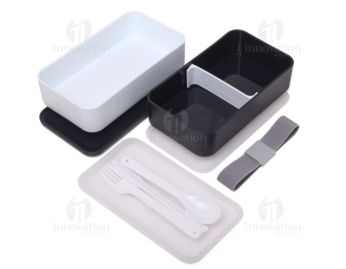 Marmita retrátil em silicone de 640ml em fundo branco. Marmita retrátil em silicone de 640ml em fundo branco.