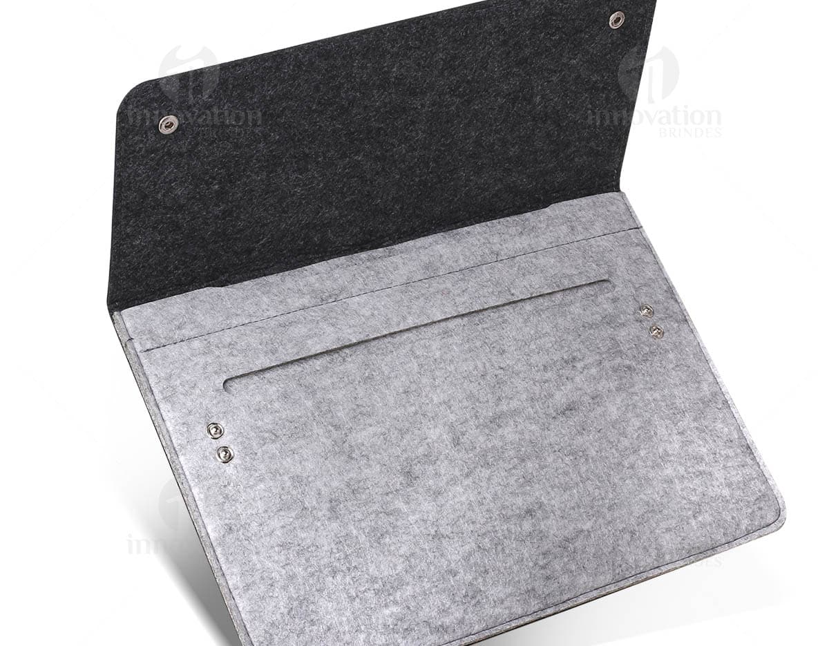 Pasta envelope de tecido na cor preta, com fecho de botão e bolso externo. Pasta envelope de tecido na cor preta, com fecho de botão e bolso externo.