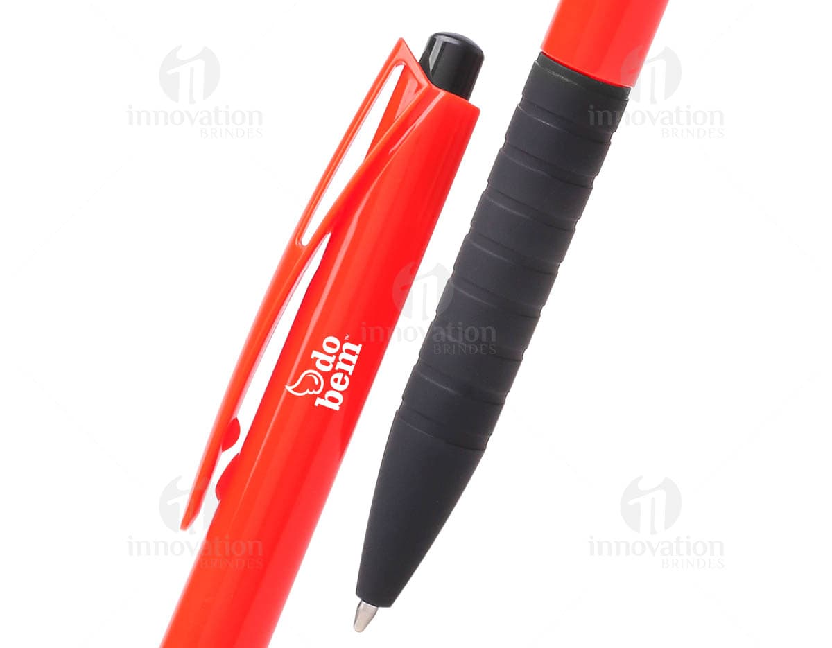 Necessaire preta feita de couro sintético e nylon. Necessaire preta feita de couro sintético e nylon.