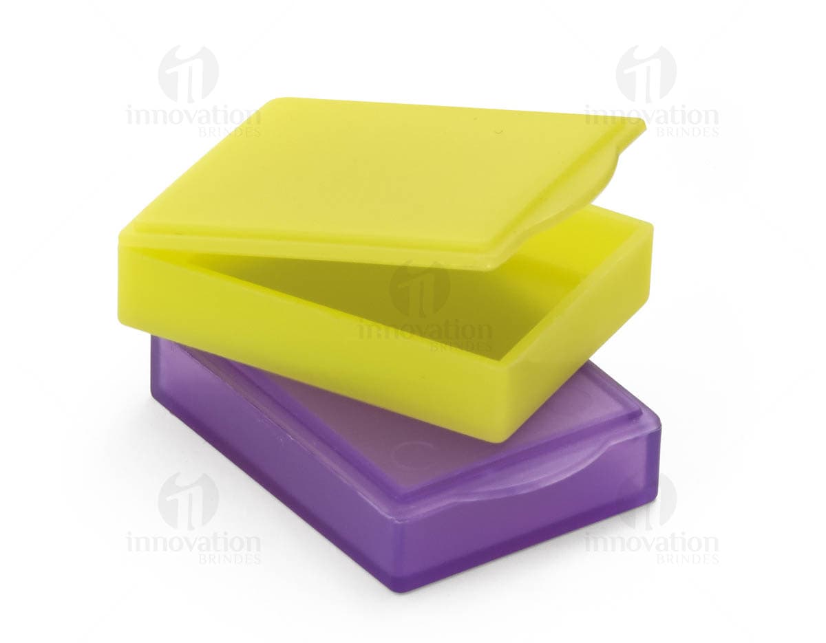 Kit com 6 porta copos em diversos tamanhos e cores dispostos em uma mesa de madeira. Kit com 6 porta copos em diversos tamanhos e cores dispostos em uma mesa de madeira.