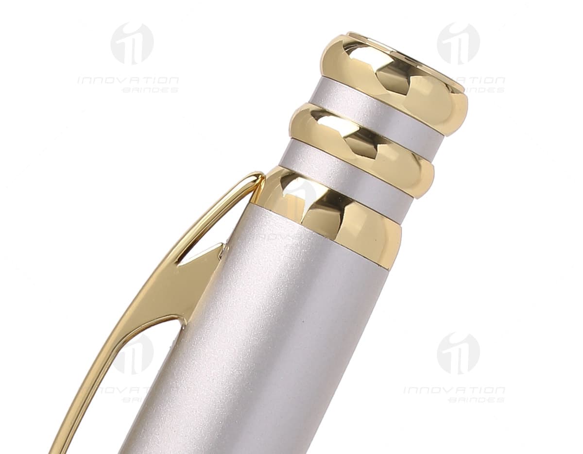 Caneta de metal com detalhe moderno, com design elegante e sofisticado. Caneta de metal com detalhe moderno, com design elegante e sofisticado.