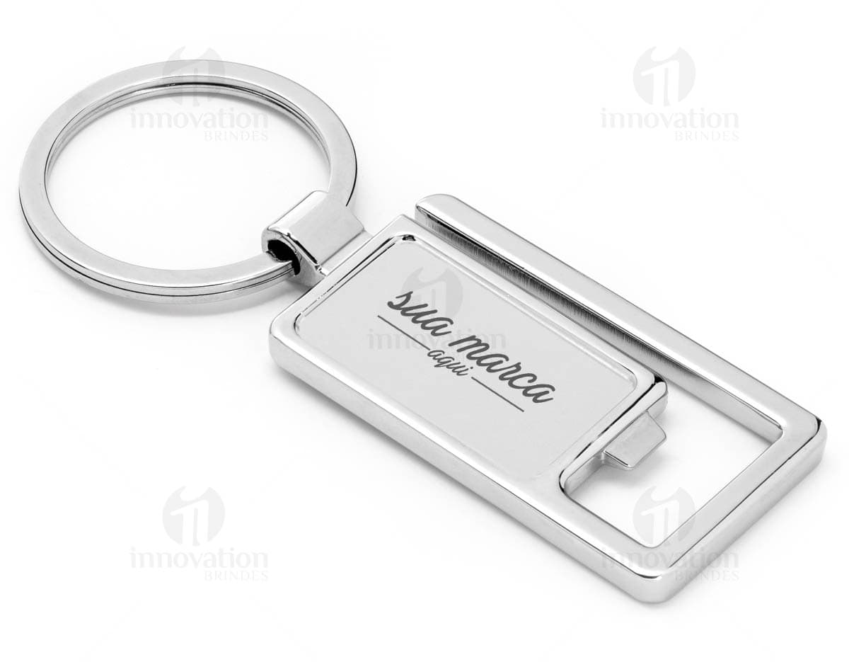 Chaveiro metálico com abridor e mosquetão em fundo branco. Chaveiro metálico com abridor e mosquetão em fundo branco.