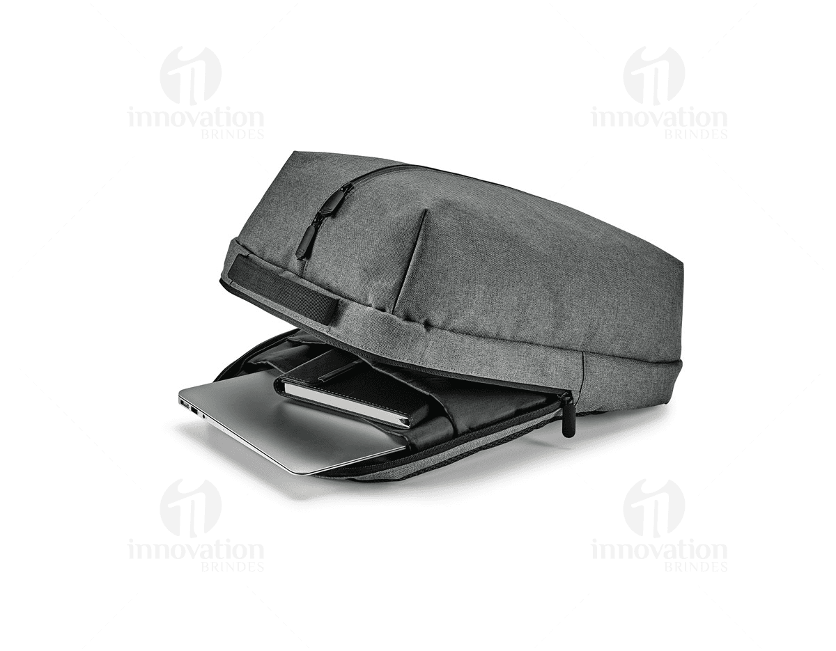 Mochila preta para notebook de 15.6 polegadas e tablet de 10.5 polegadas, com compartimentos acolchoados e alças ajustáveis. Mochila preta para notebook de 15.6 polegadas e tablet de 10.5 polegadas, com compartimentos acolchoados e alças ajustáveis.