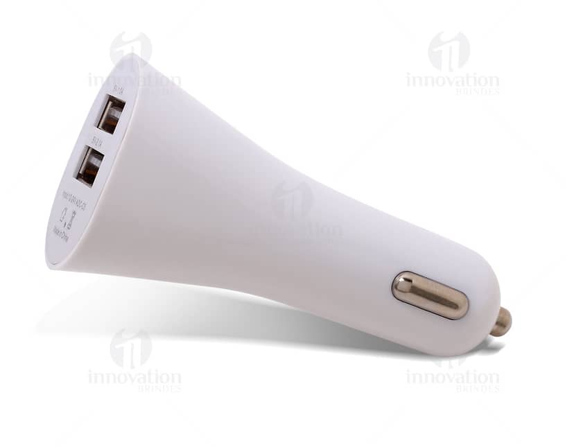 Carregador veicular dual USB de design moderno, com duas portas para carregar dispositivos eletrônicos. Feito em metal prateado e plástico preto, possui botões e conectores para conectar aparelhos eletrônicos. Aparelho eletrônico prático e funcional para uso em veículos.