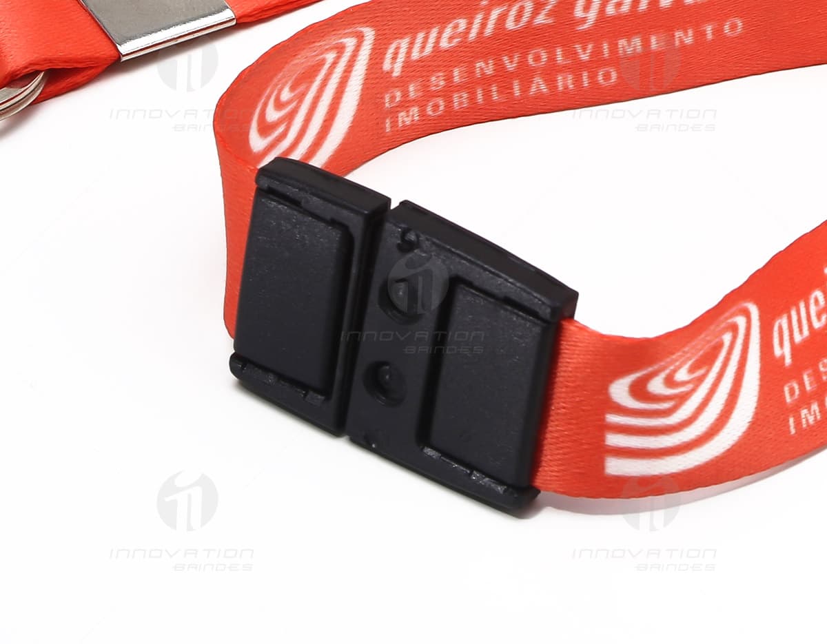 Cordão trava de segurança com argola, tamanho 85x2cm. Cordão trava de segurança com argola, tamanho 85x2cm.