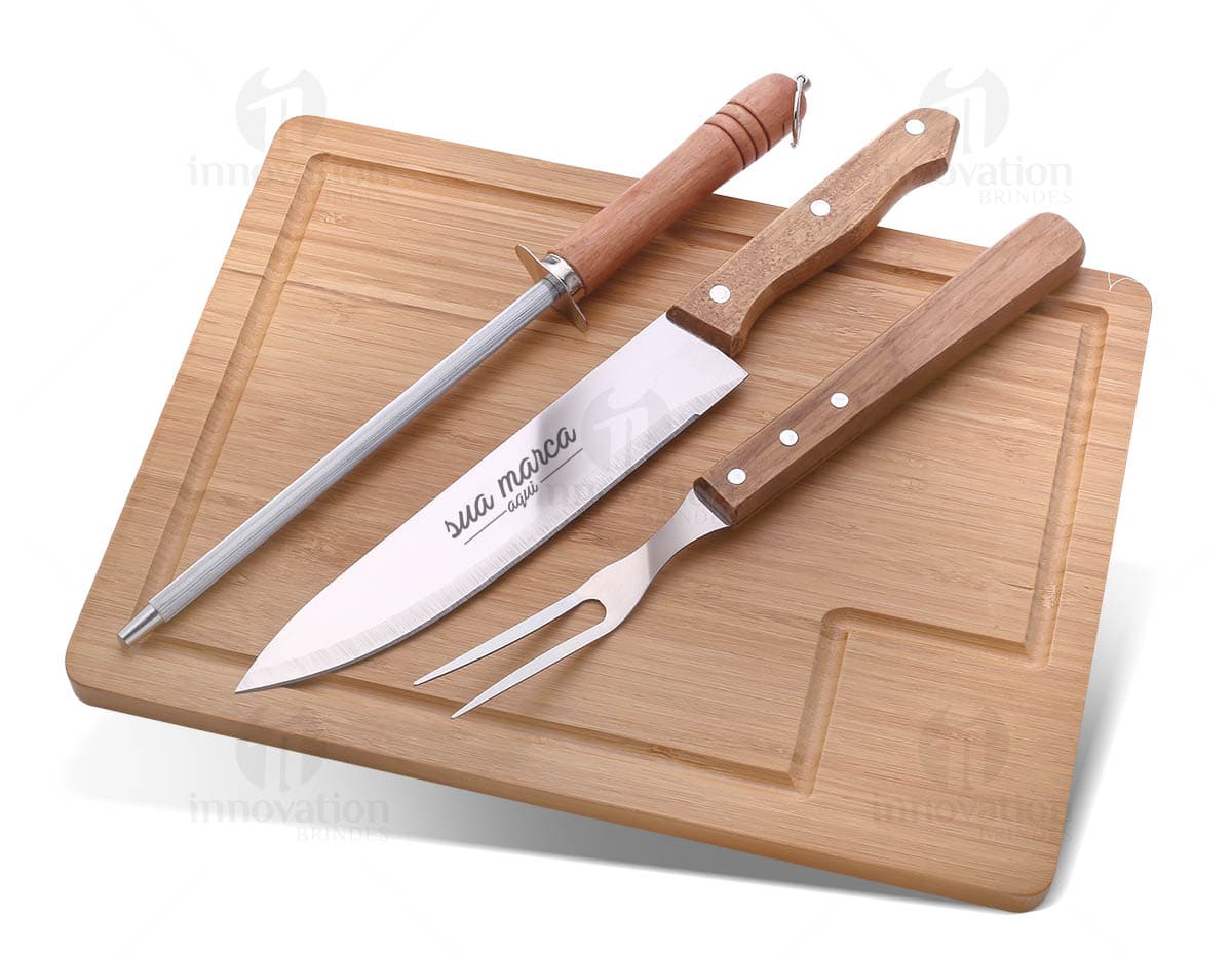 Kit de ferramentas composto por 14 peças variadas, incluindo chaves de fenda, alicates e chaves inglesas, dispostas em uma caixa organizadora de plástico preto. Kit de ferramentas composto por 14 peças variadas, incluindo chaves de fenda, alicates e chaves inglesas, dispostas em uma caixa organizadora de plástico preto.