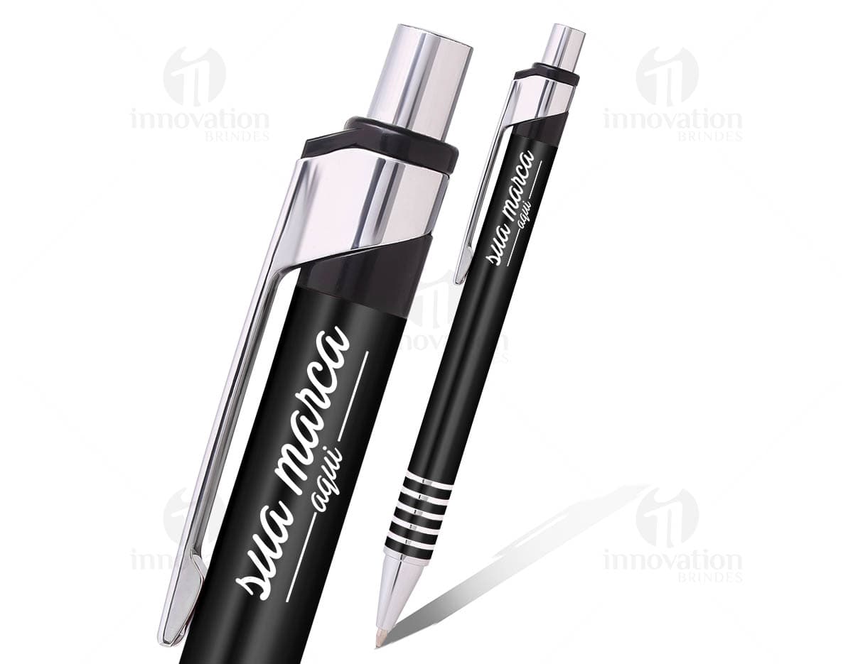 Caneta metalizada esferográfica cromada sobre fundo branco. Caneta metalizada esferográfica cromada sobre fundo branco.