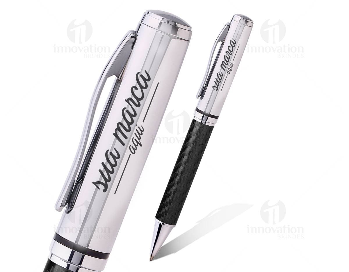 Mini bloco de anotações em couro preto com folhas brancas e elástico para fechamento. Mini bloco de anotações em couro preto com folhas brancas e elástico para fechamento.