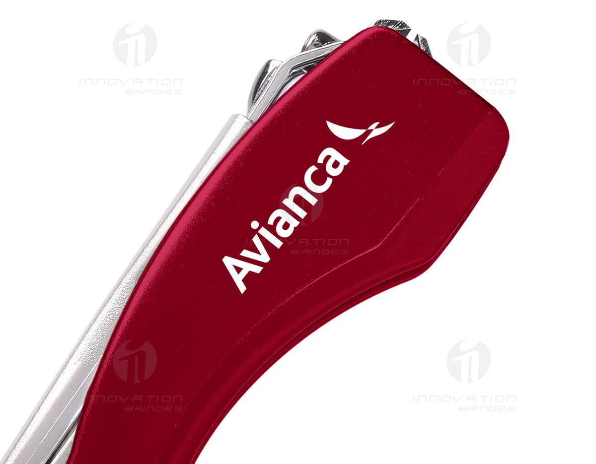 Caneta metal com detalhe emborrachado preto e detalhes cromados. Caneta metal com detalhe emborrachado preto e detalhes cromados.