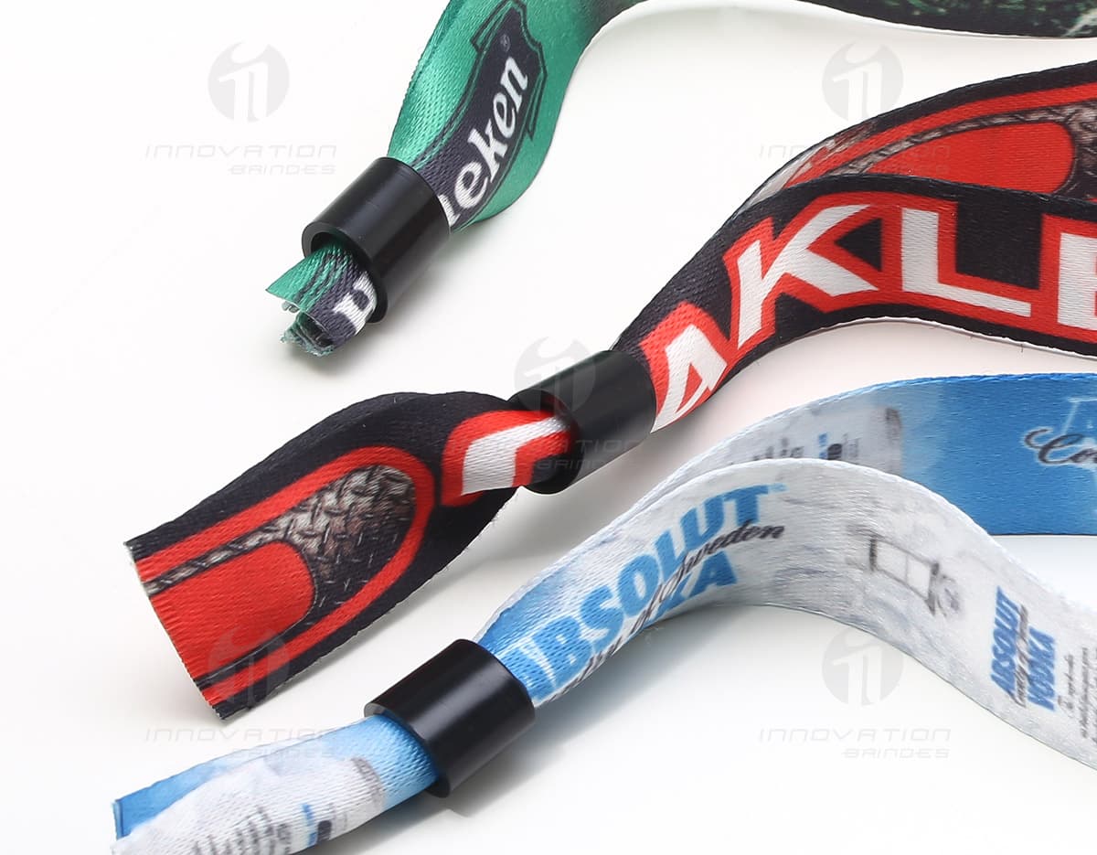 Cordão para pen drive de 85 cm de comprimento e 2,5 cm de largura. Cordão para pen drive de 85 cm de comprimento e 2,5 cm de largura.