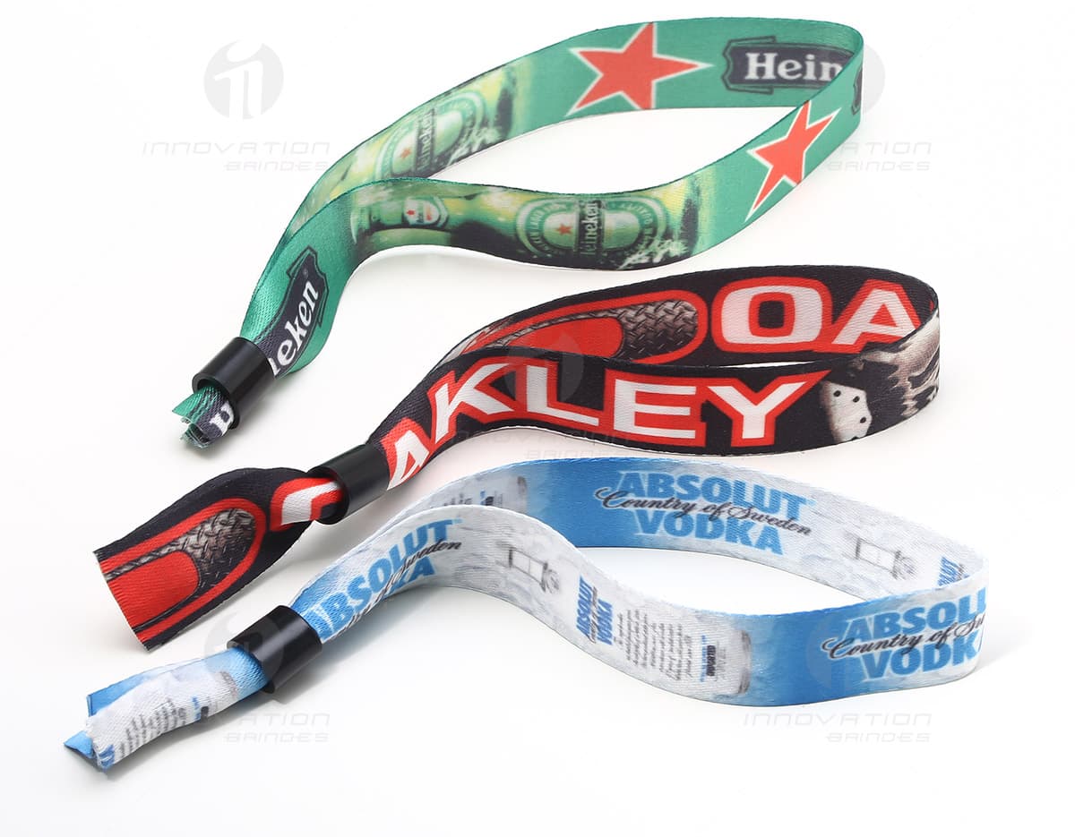 Cordão pulseira de identificação preto com placa de metal prateada. Cordão pulseira de identificação preto com placa de metal prateada.