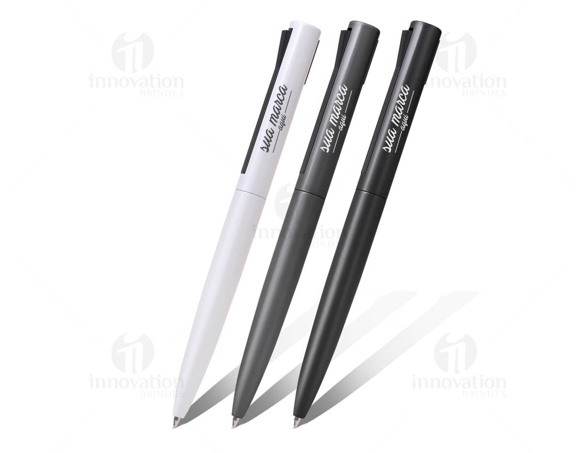 Squeeze plástico fora de linha em cor azul com detalhes em preto e tampa de rosca. Squeeze plástico fora de linha em cor azul com detalhes em preto e tampa de rosca.