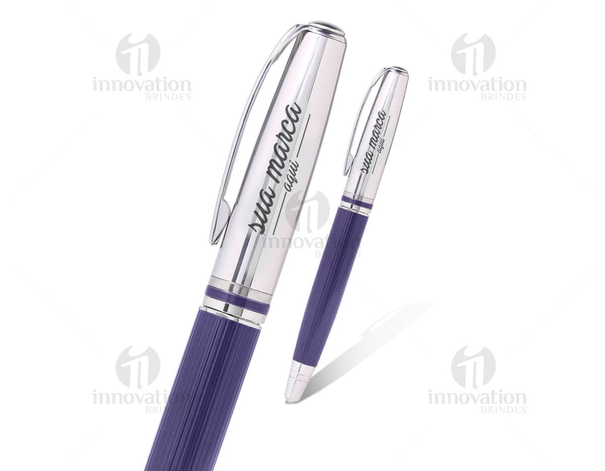 Caneta de bambu com detalhes cromados e mecanismo de giro. Caneta de bambu com detalhes cromados e mecanismo de giro.