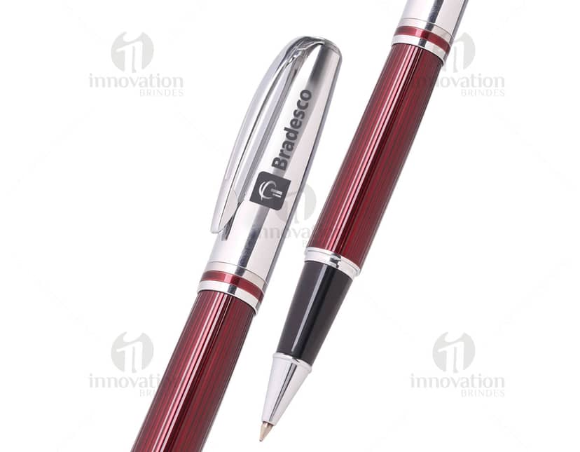 Caneta de bambu com detalhes cromados e mecanismo de giro.