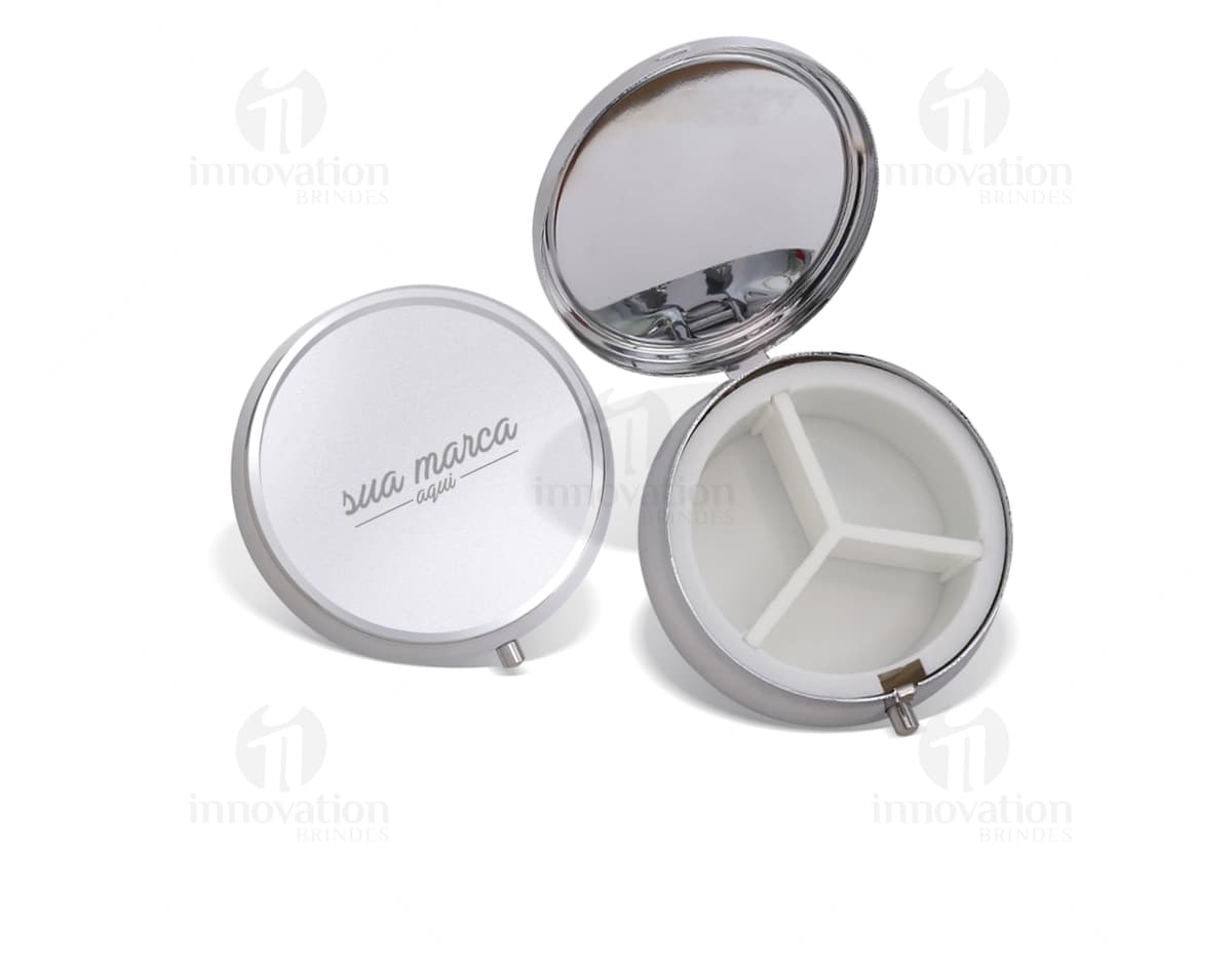 garrafa térmica 250ml em aço inoxidável, na cor prata, com tampa de rosca e alça para transporte. garrafa térmica 250ml em aço inoxidável, na cor prata, com tampa de rosca e alça para transporte.