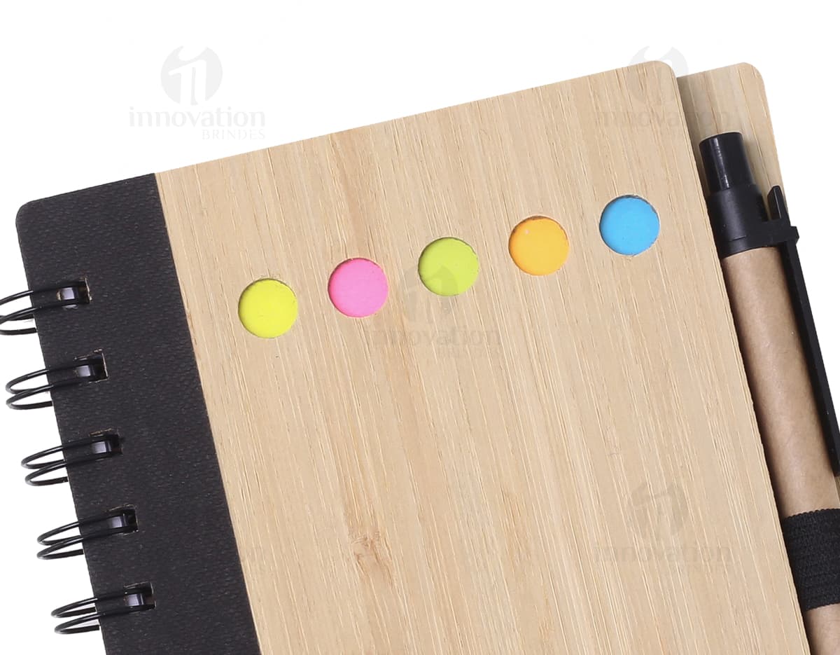 Kit com 6 porta copos em diferentes cores e padrões de desenho. Os porta copos são redondos e possuem uma camada emborrachada na parte inferior para aderir à superfície. Kit com 6 porta copos em diferentes cores e padrões de desenho. Os porta copos são redondos e possuem uma camada emborrachada na parte inferior para aderir à superfície.