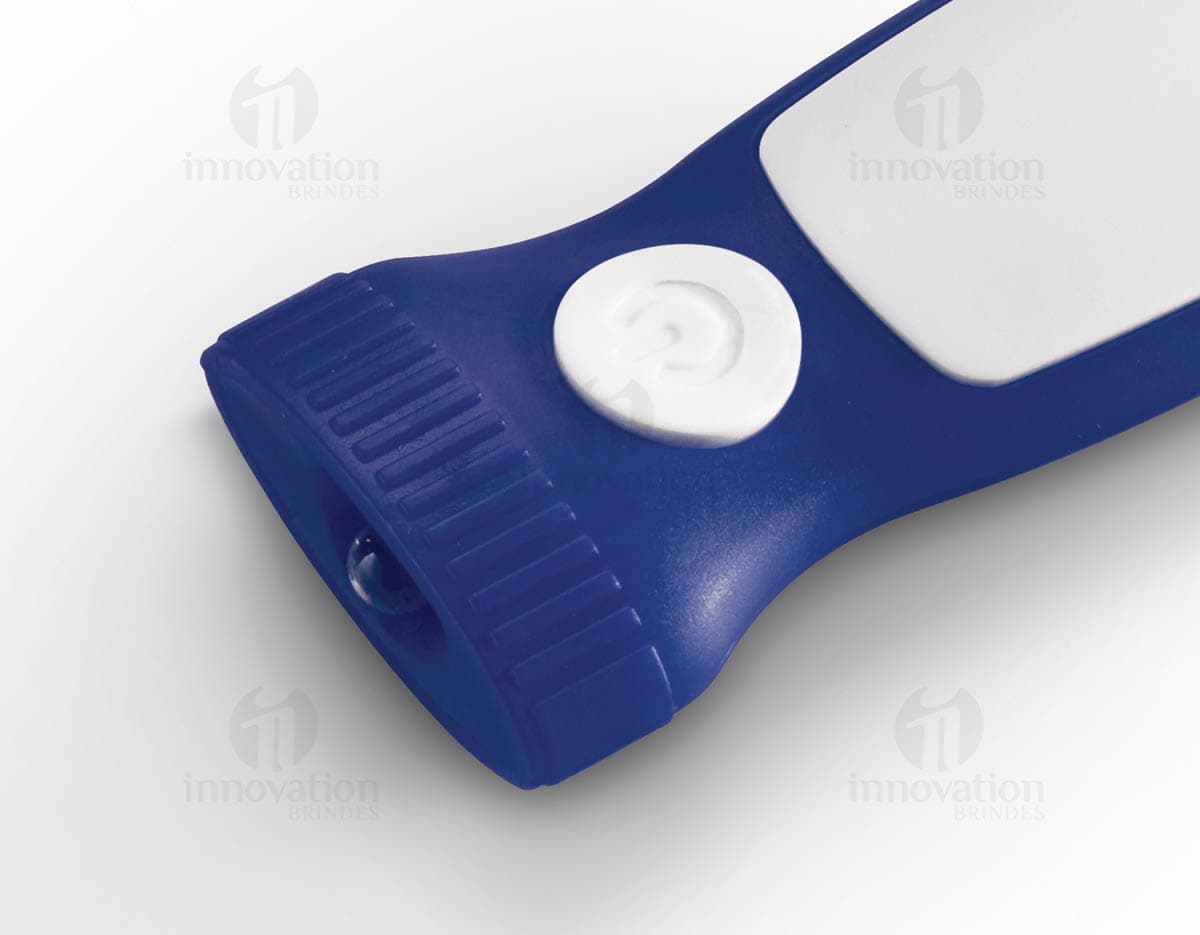 Chaveiro com lanterna preta em plástico, design moderno e compacto. Ideal para uso em situações de emergência, como falta de luz ou para encontrar chaves em bolsas e mochilas. Funciona como um prático dispositivo eletrônico que combina tecnologia de iluminação com um acessório útil para carregar chaves de casa, carro e escritório. Chaveiro com lanterna preta em plástico, design moderno e compacto. Ideal para uso em situações de emergência, como falta de luz ou para encontrar chaves em bolsas e mochilas. Funciona como um prático dispositivo eletrônico que combina tecnologia de iluminação com um acessório útil para carregar chaves de casa, carro e escritório.