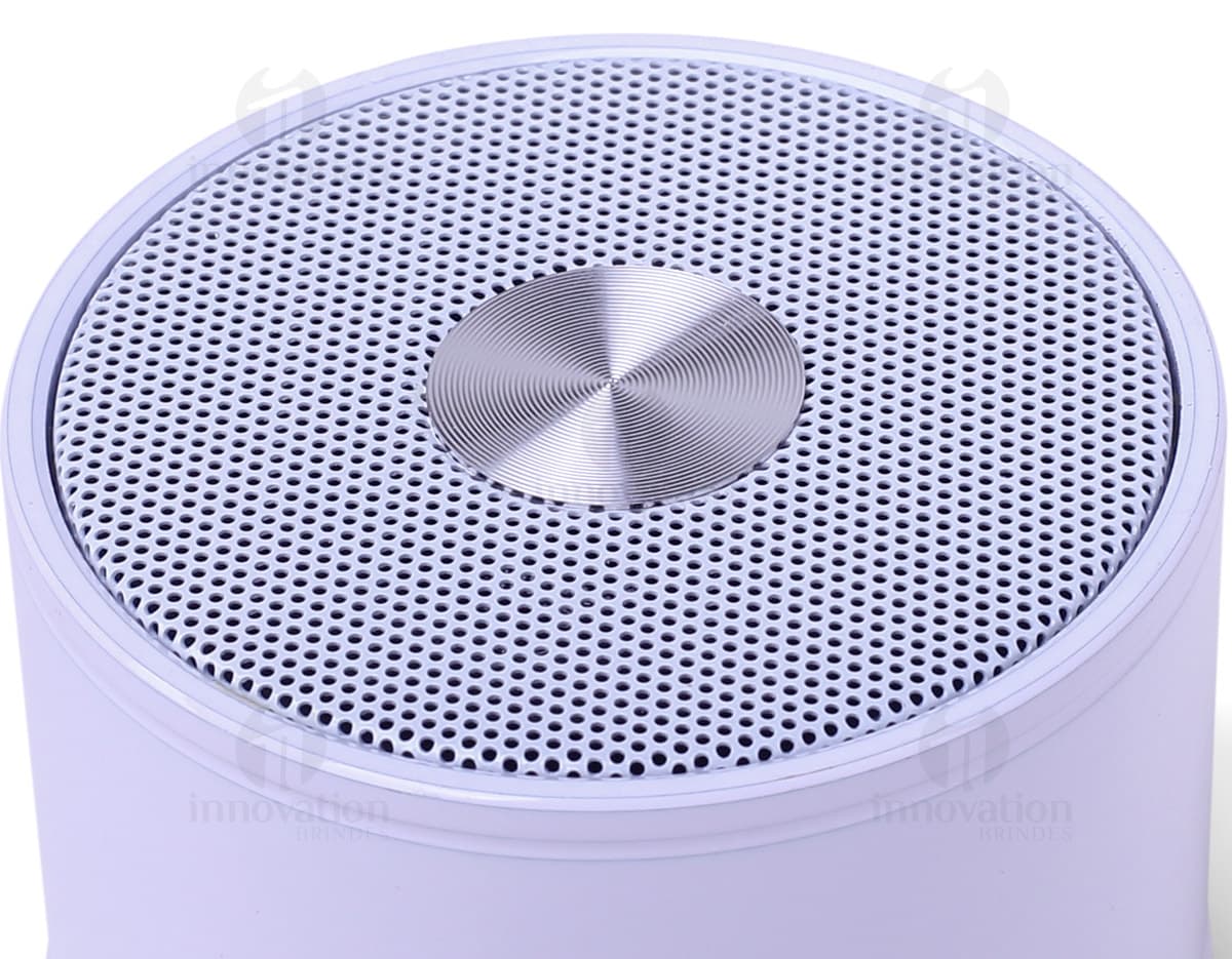 Caixa de som portátil com cabo USB na cor preta, com design compacto e moderno. Caixa de som portátil com cabo USB na cor preta, com design compacto e moderno.