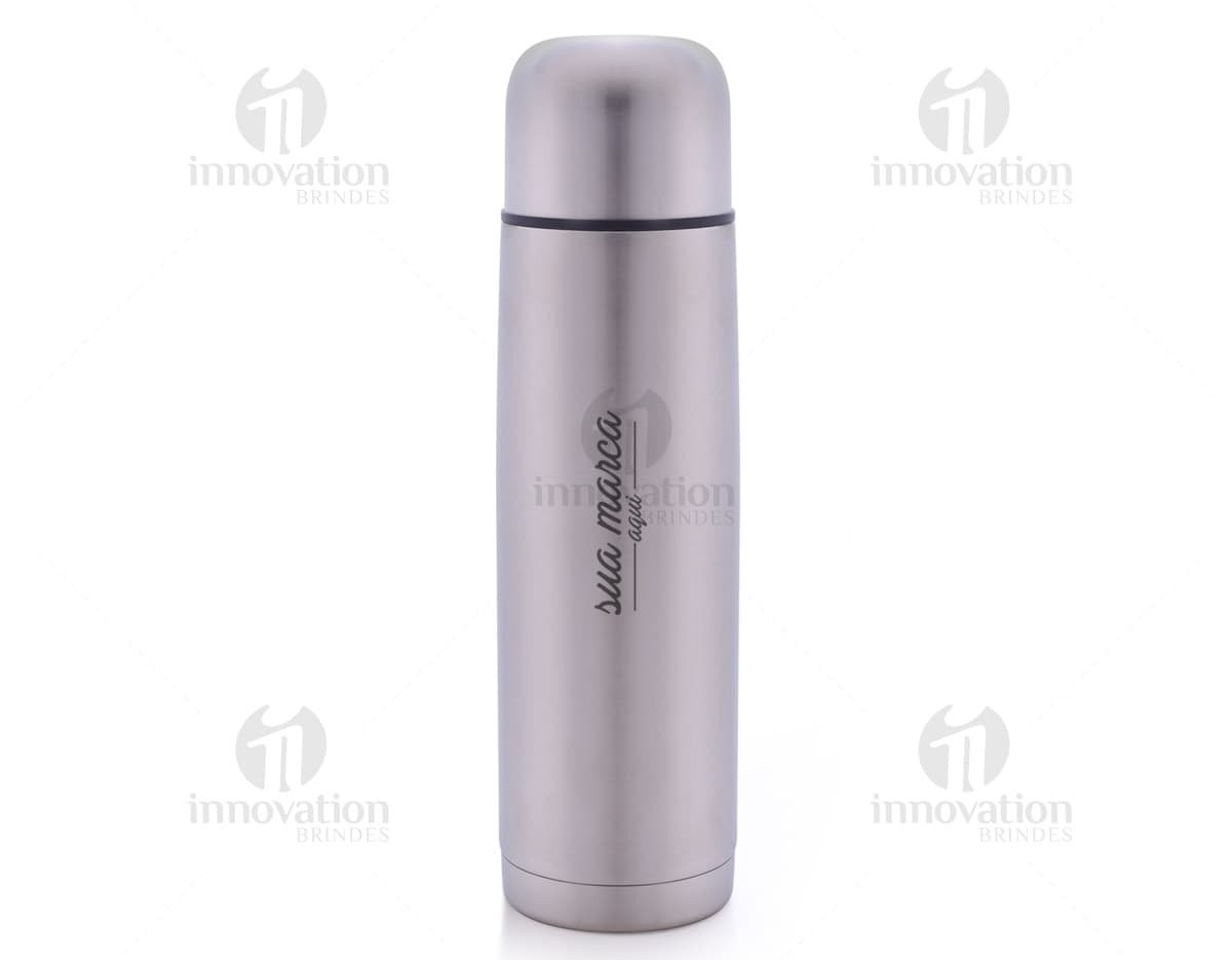 Garrafa térmica em metalinox de cor prateada, com tampa rosqueável e alça para transporte. Garrafa térmica em metalinox de cor prateada, com tampa rosqueável e alça para transporte.
