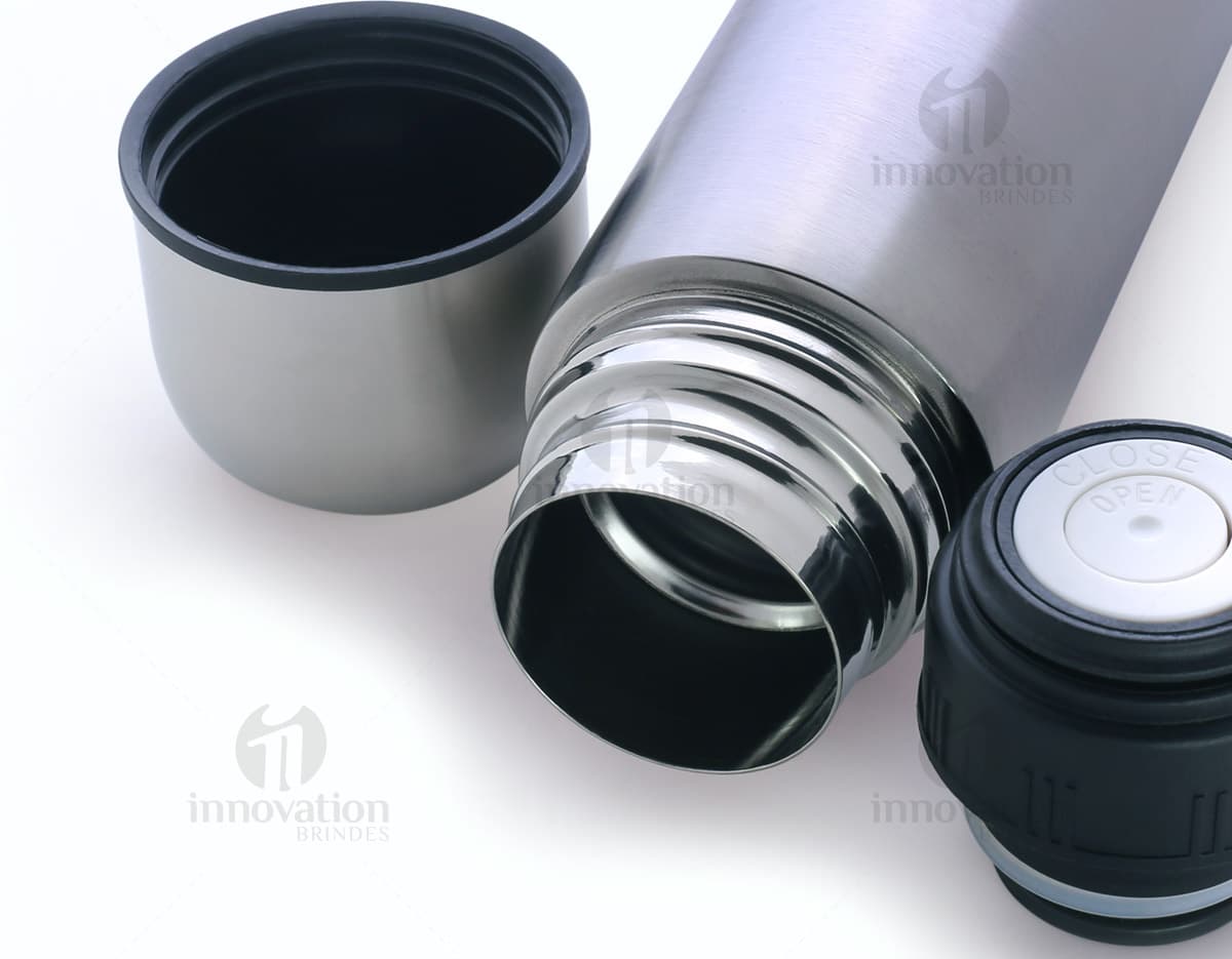 Seis porta copos empilhados em um círculo. Cada porta copos tem um design diferente em preto e branco com estampas geométricas. Seis porta copos empilhados em um círculo. Cada porta copos tem um design diferente em preto e branco com estampas geométricas.